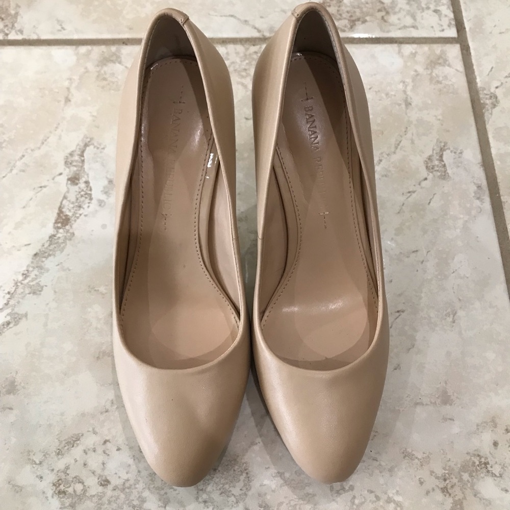 Banana Republic tan platform heels